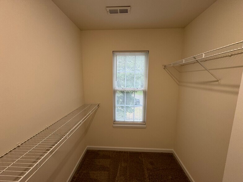 Building Photo - 6610 Cedar Cliff Dr