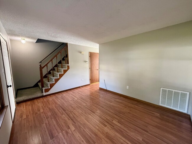 Building Photo - 153 Oakcrest Cir