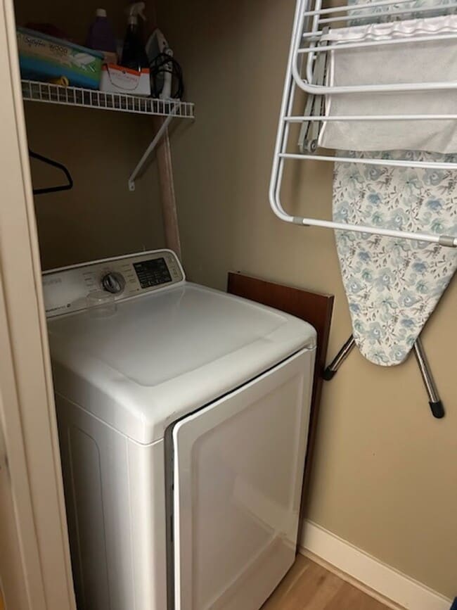 Building Photo - Fully Furnished, Awesome 1 Bedroom 1.5 Bath Condo in Excellent Location