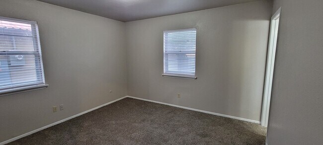 Building Photo - GREAT THREE BEDROOM 2 BATH HOME IN NORTH CLOVIS