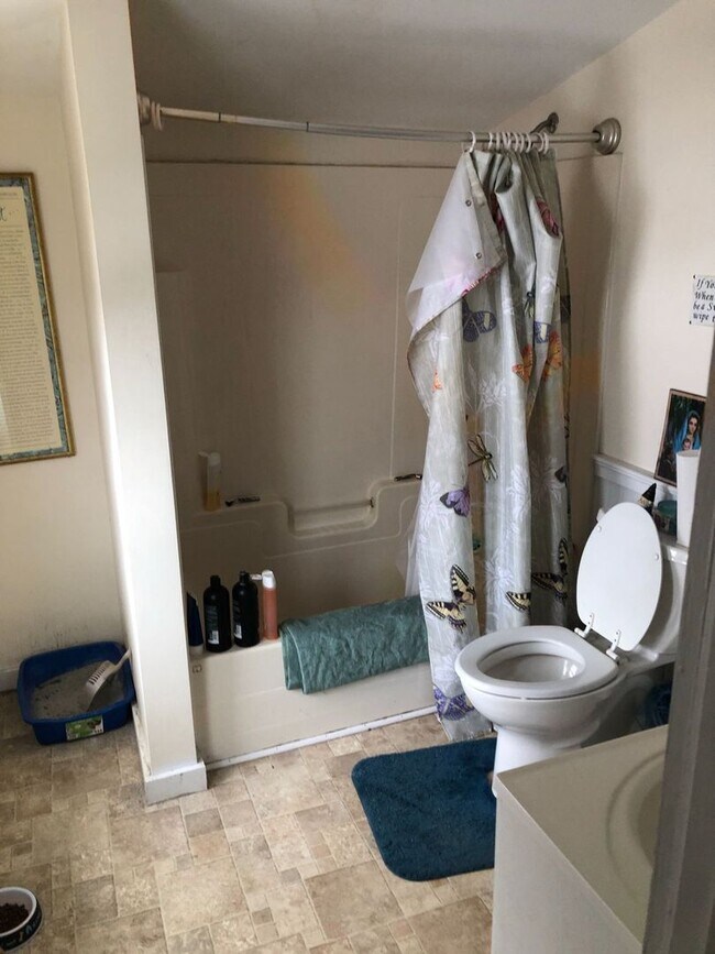 Building Photo - 17 Uni