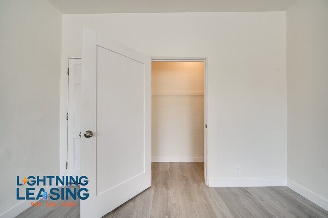 Building Photo - 402 N Coronado St