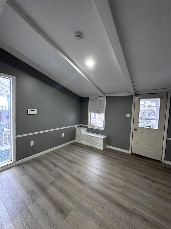 Building Photo - 81 Ashley St