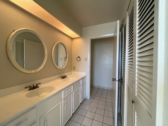 Building Photo - Southside Duplex w/ Two Car Garage