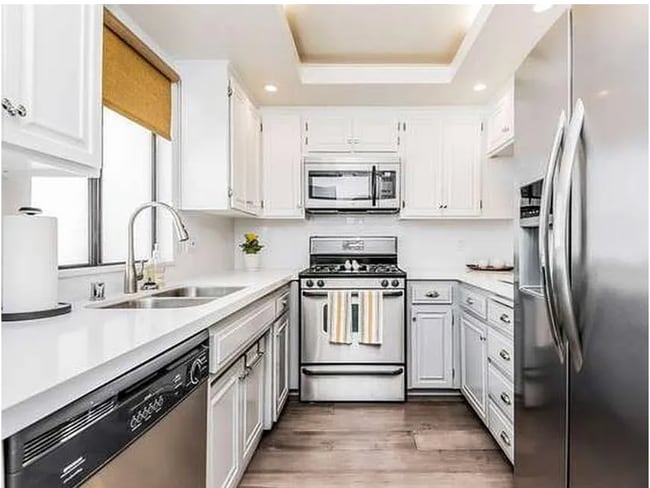 Kitchen - 1606 S Barrington Ave