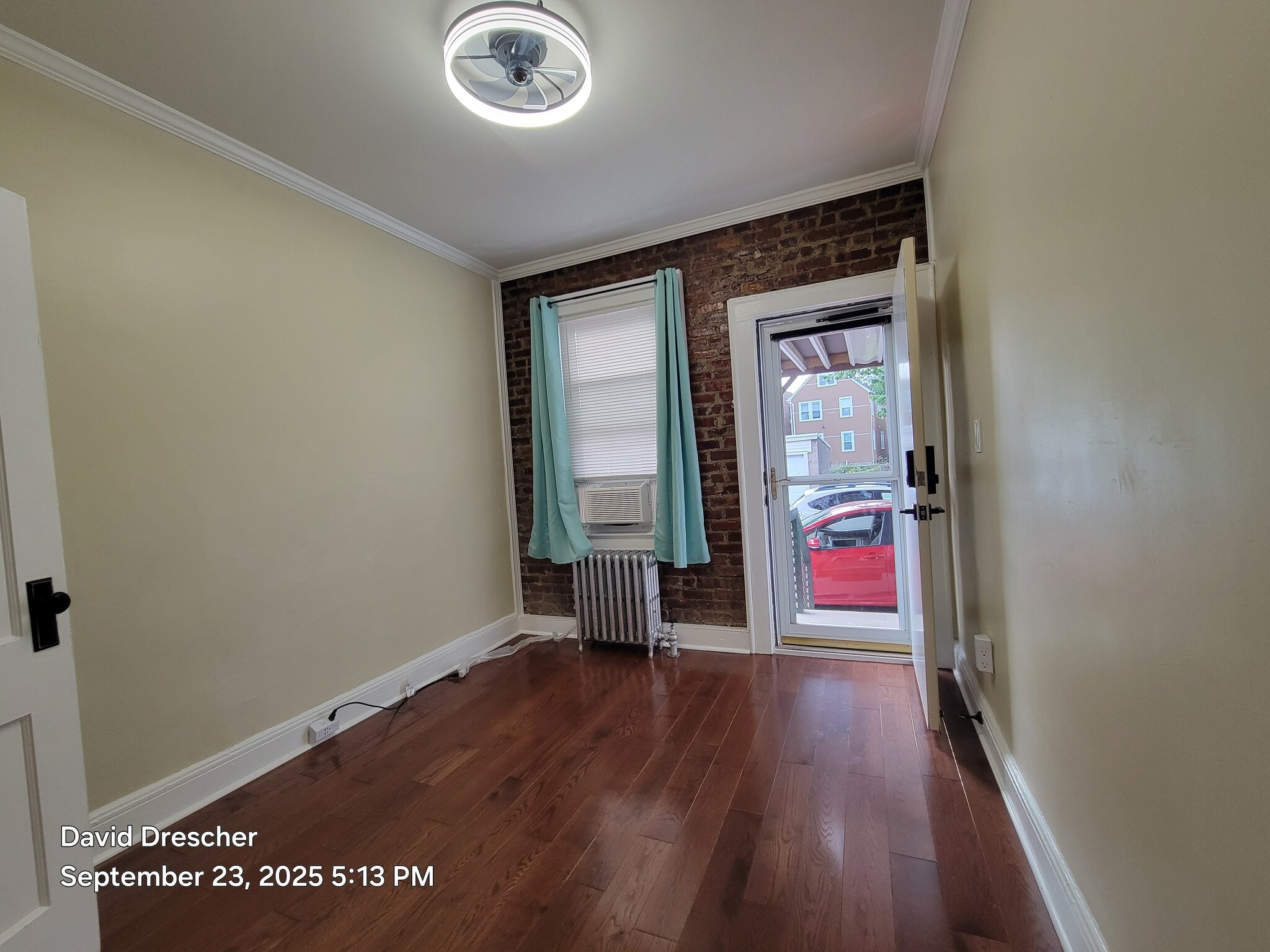 Left Bedroom - 28 Willowdale Ave