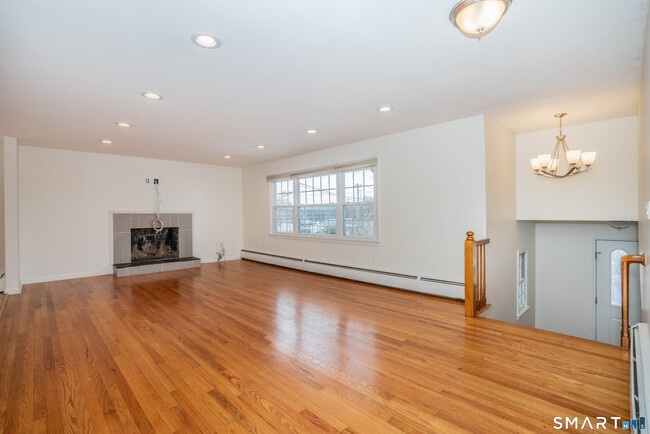 Building Photo - 420 S Main St