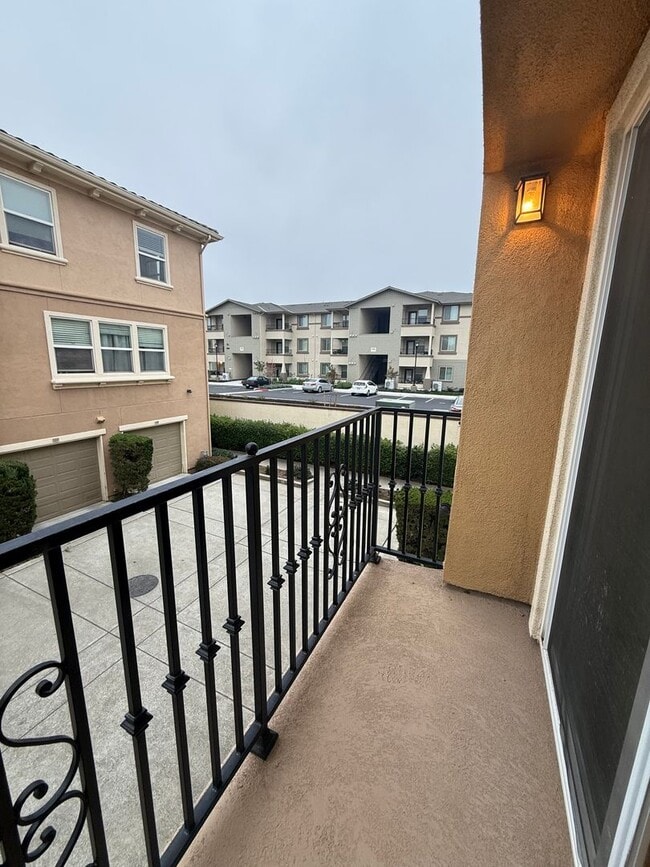 Building Photo - Spacious 1 bed 1 bath condo with loft Available now!