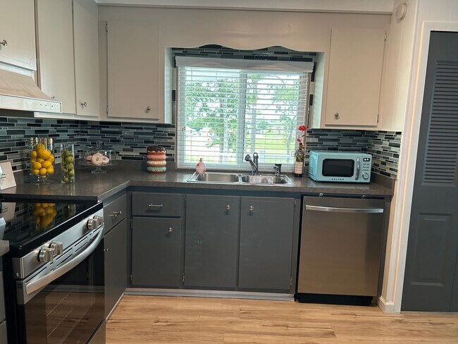 Building Photo - Stunning Move-in Ready 2 Bedrooms 2  bathr...