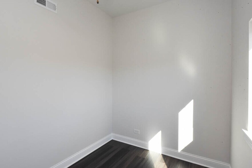 Building Photo - 4401 N Keeler Ave