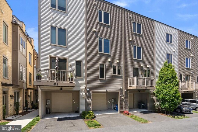 Building Photo - 820 Thompson Cres