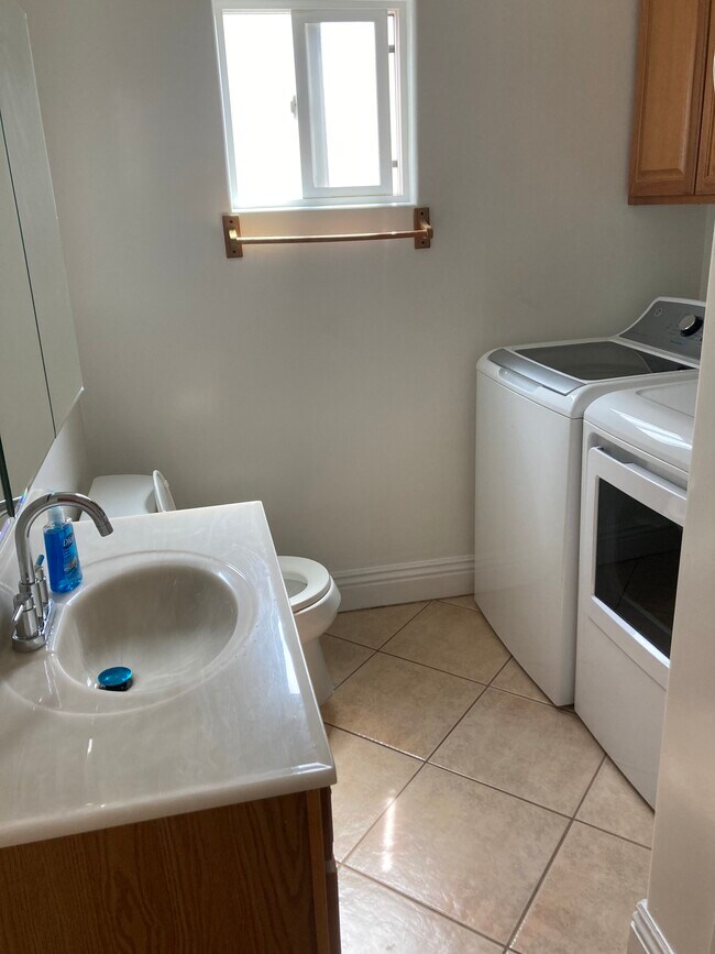 Bathroom #2 w/ Laundry - 850 Warren Ave