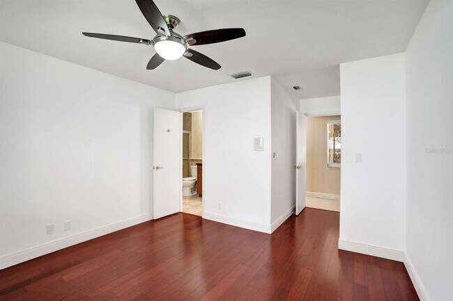 Building Photo - 2527 Lakes Dr