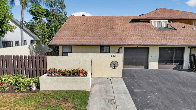 Building Photo - 235 SW 29th Ave