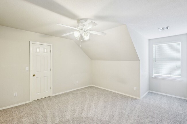 Building Photo - Spacious 4 Bedroom + Bonus Room
