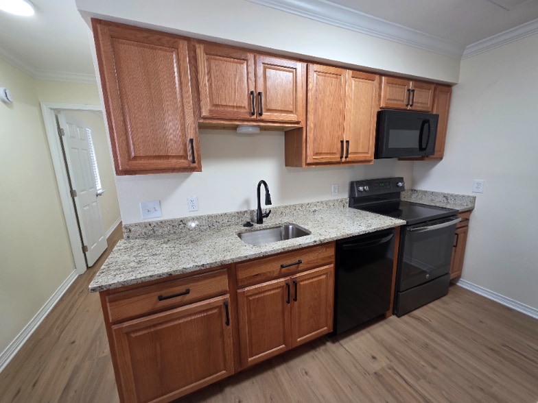 Building Photo - 57400 Oak Ave