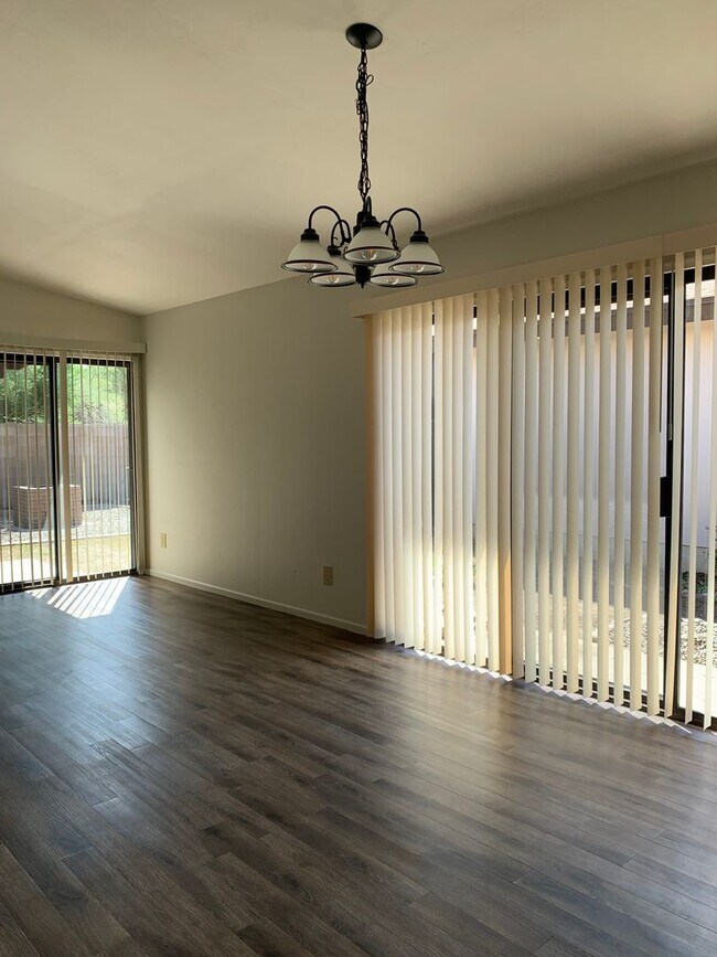 Building Photo - 3 bedroom 2 bath