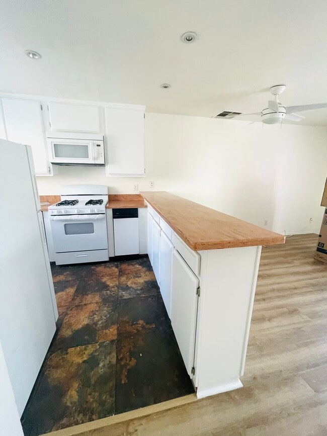 Building Photo - Casa Marina Townhouse 2 Bedrooms, 2.5 Bathrooms