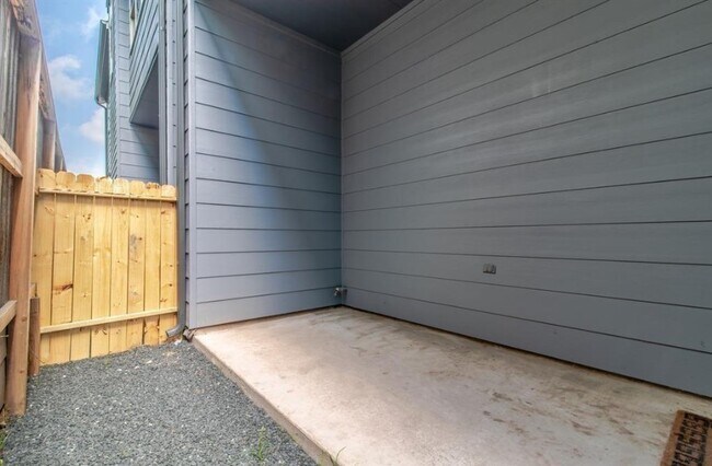 Building Photo - 8907 Spring Knoll Forest Dr