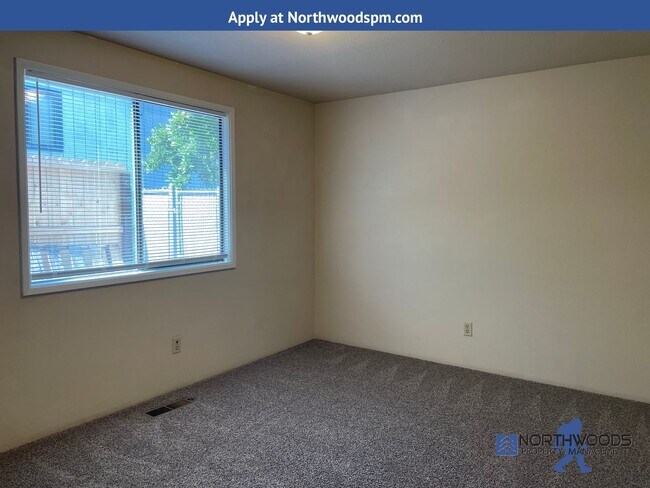 Building Photo - Charming 3 Bedroom 2 Bath Home in Very Nic...