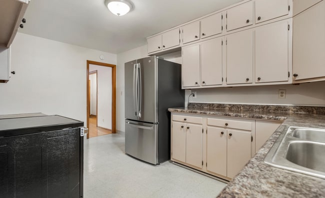 Building Photo - 1320 Alms Dr