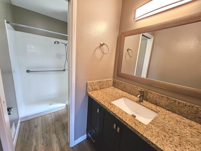 Building Photo - Beatifully updated 3 bedroom, 2 bath home ...