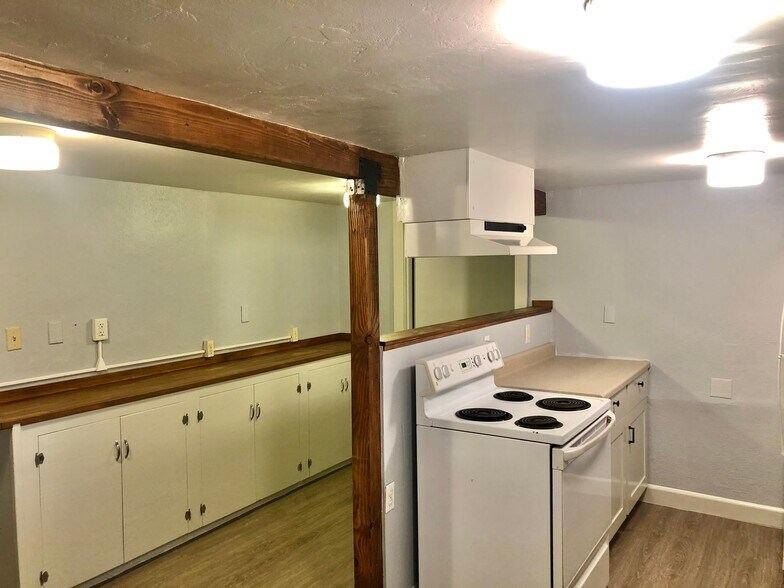 Building Photo - 105 W 2nd St Lower