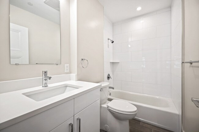 Building Photo - 425 Lagrange St