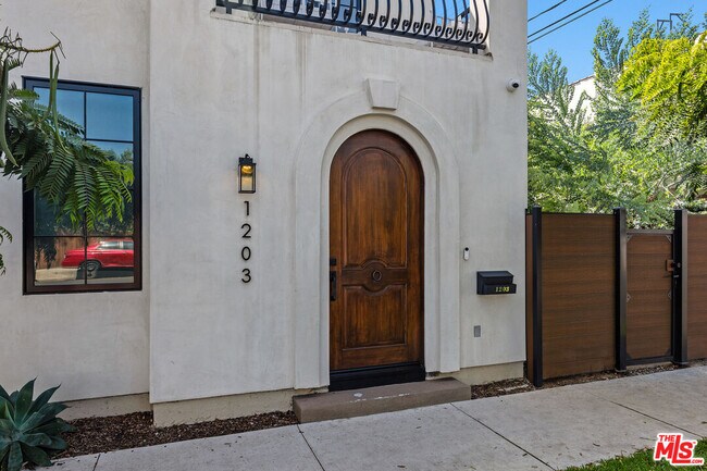 Building Photo - 1203 N Vista St