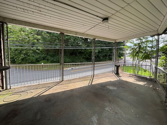 Building Photo - 3 Bed | 1 Bath | Private Patio | Unbeatable Value