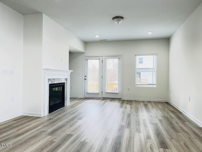 Building Photo - 4 Bedroom End Unit Townhome for Rent