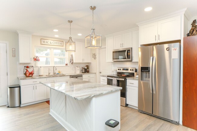 Building Photo - Stylish 3-Bed Brick Home in Central VB!
