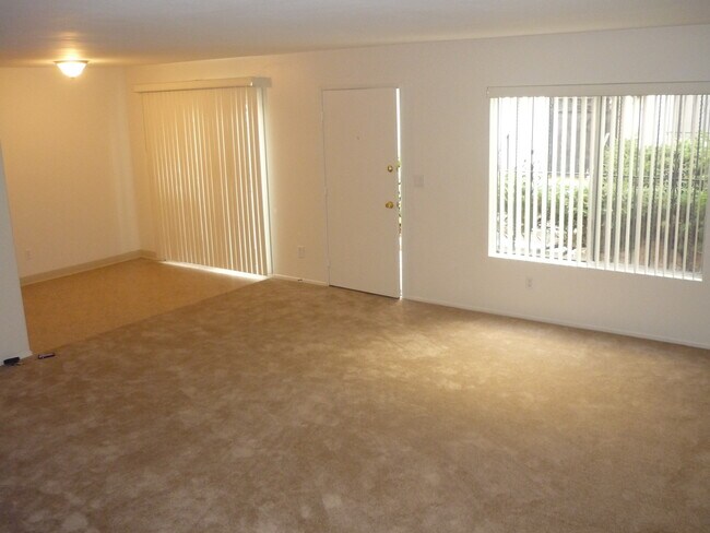 Building Photo - Paradise Hills Townhome!
