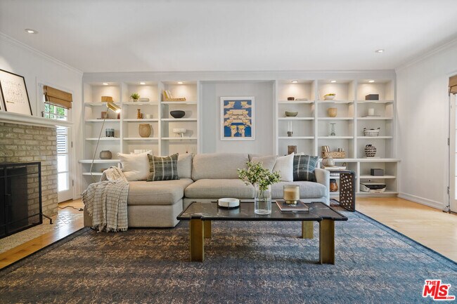 Building Photo - 215 S Medio Dr