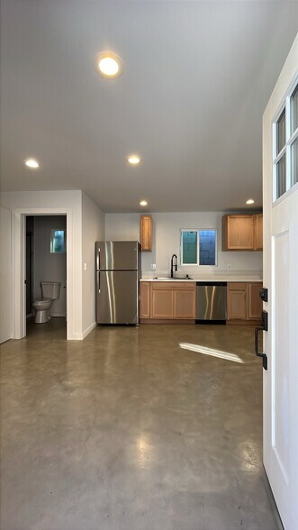 Building Photo - 214 N Burlington Ave