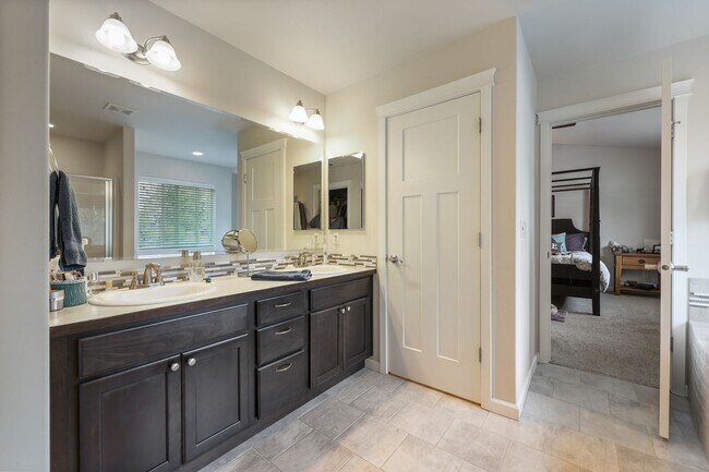 Building Photo - 5 bedroom high efficient home - Olympia Sc...
