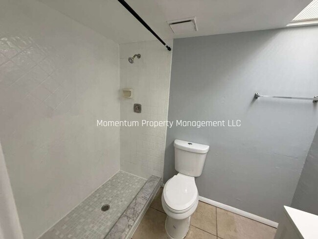 Building Photo - BEAUTIFUL REMODELED 3/2 IN CLEARWATER!! AVAILABLE FOR IMMEDIATE MOVE IN!!