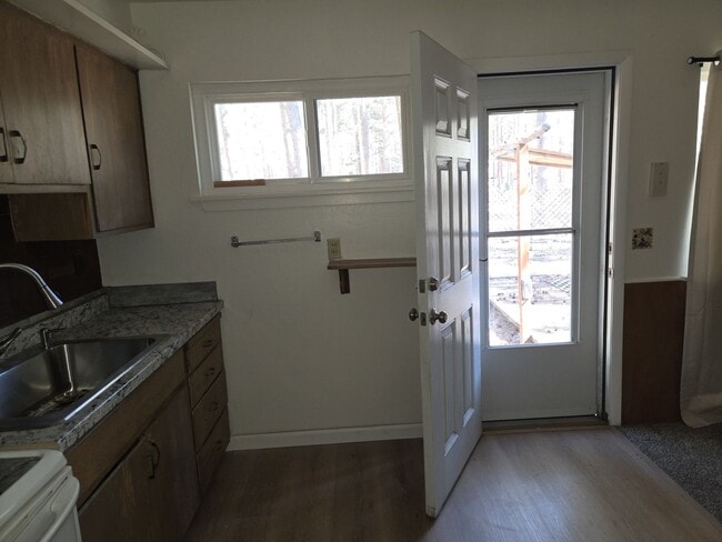 Building Photo - unfurnished two bedroom house