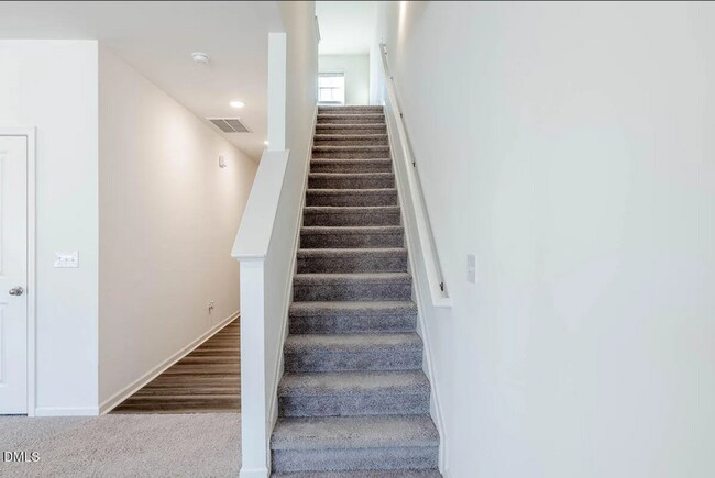 Building Photo - 956 Rift Vly Dr