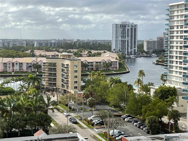Building Photo - 3901 S Ocean Dr