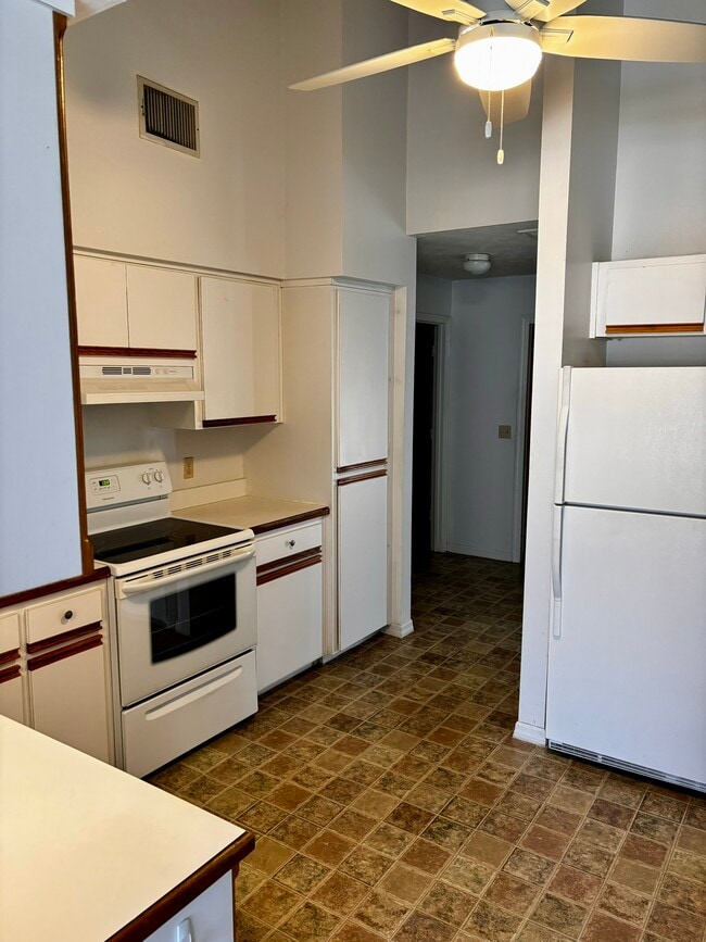 Building Photo - 1050 S Crystal Glen Dr