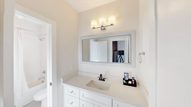 Building Photo - 1220 Lomax Ave