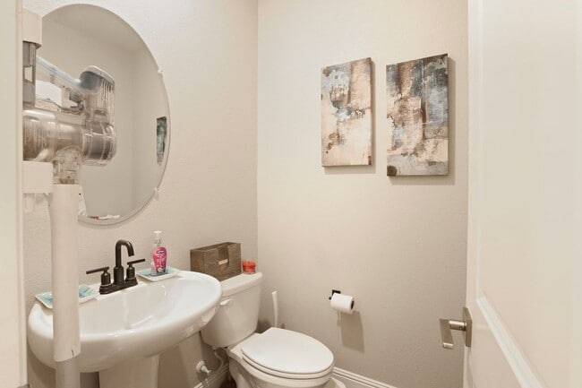 Building Photo - Spacious 5 Bedroom Home in Lodi with 1st f...