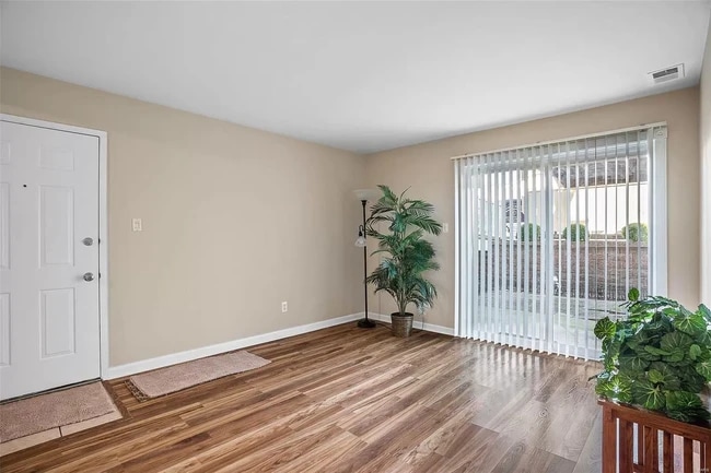 Building Photo - 700 Ridgeside Dr