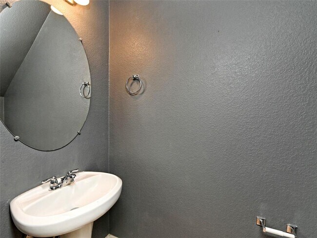 Building Photo - 2205 Capulet St