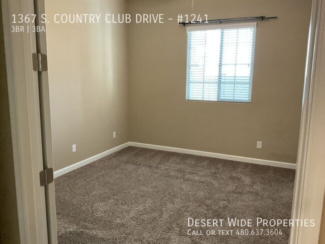 Building Photo - 1367 S Country Club Dr