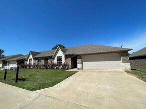 Building Photo - Gorgeous 3-bed/1-bath with garage!