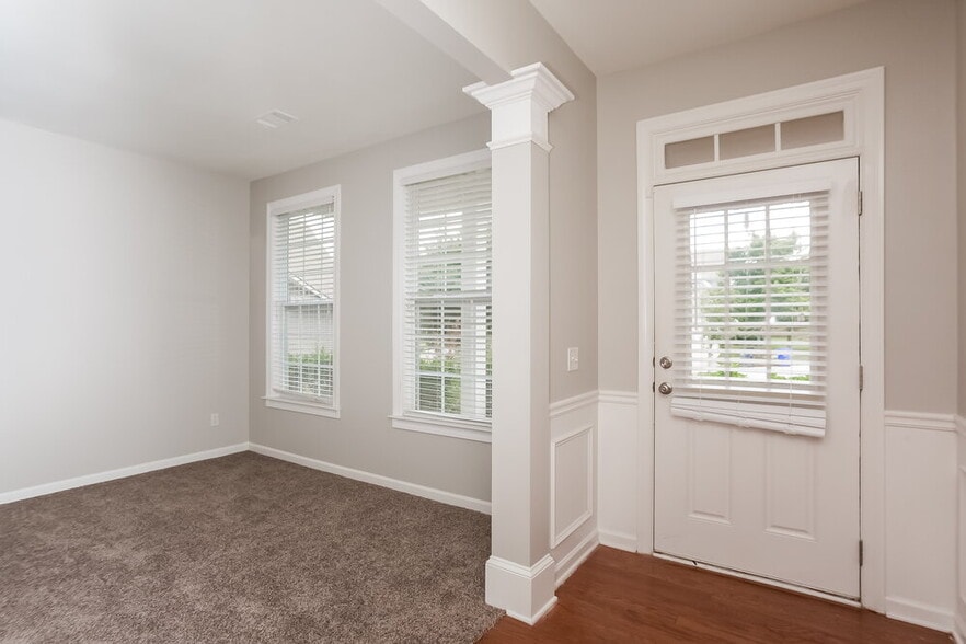 Building Photo - 2528 Mockingbird Ln