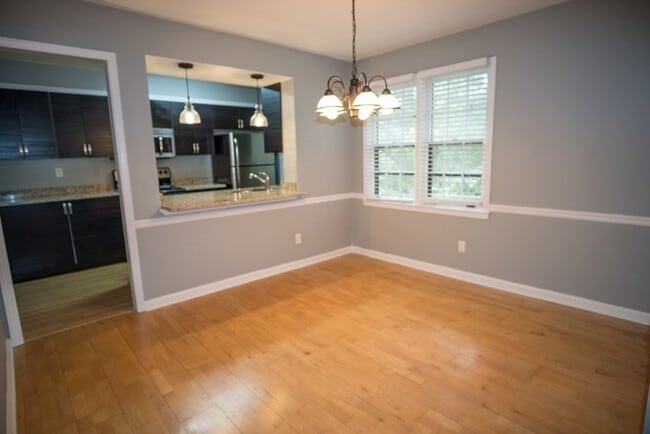 Building Photo - Beautifull Top-Floor 2B/2B Condo in Sought...