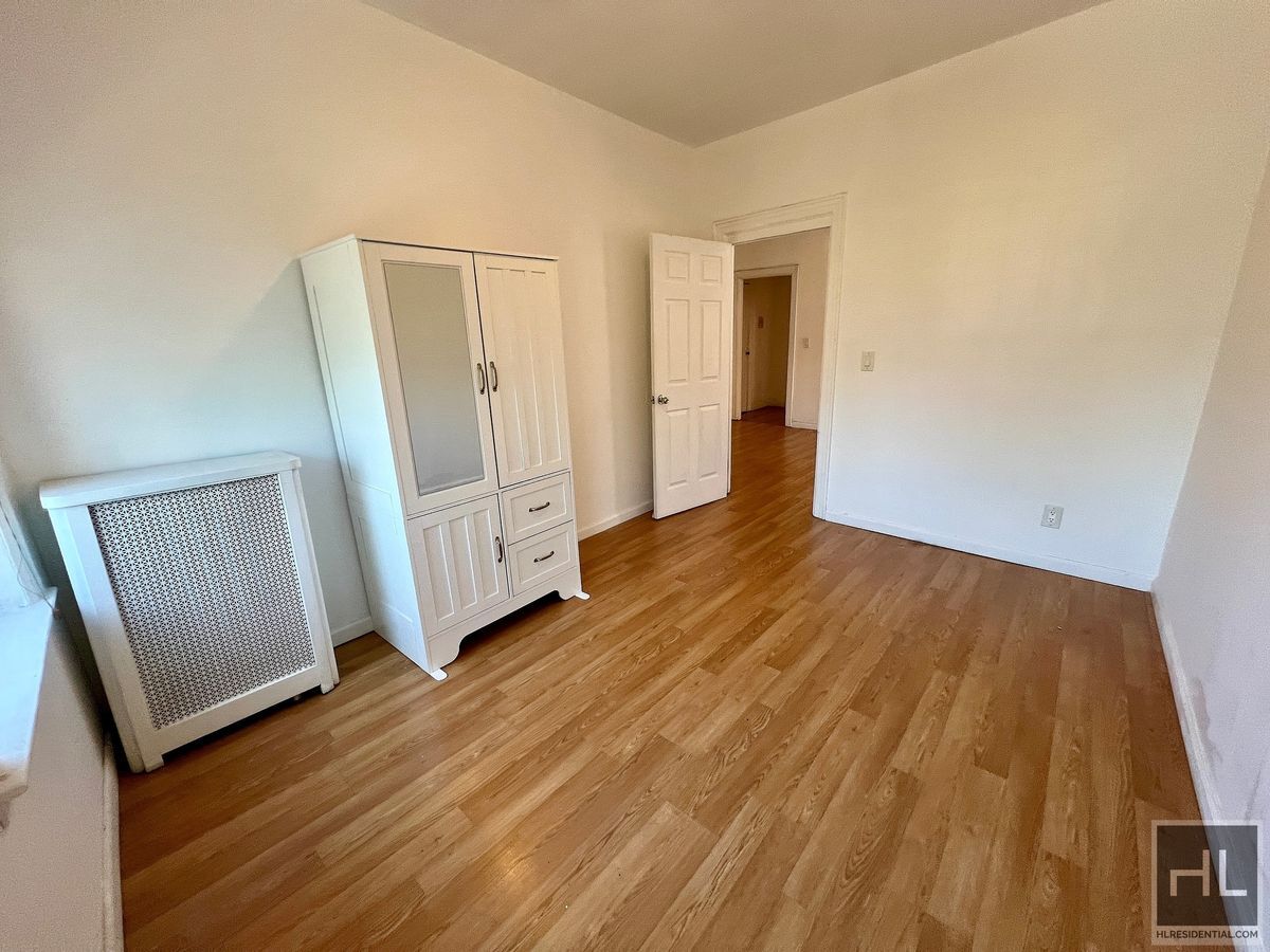 Building Photo - 2-Bedroom 1-Bathroom in an amazing Astoria  Location